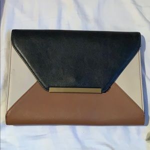 Women’s express clutch